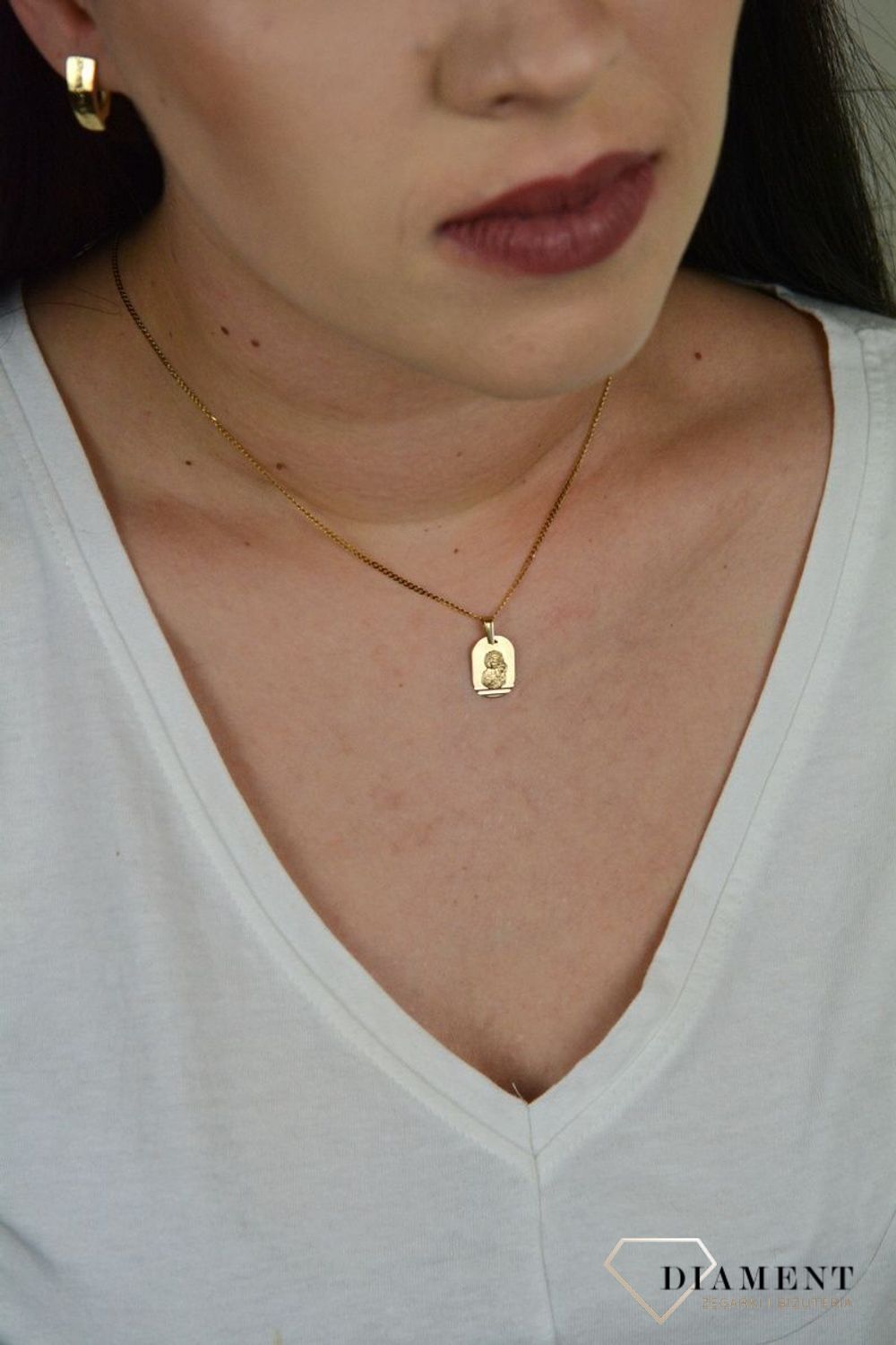 Złoty, owalny medalik z wizerunkiem Matki Boskiej Częstochowskiej. ZA 6058B.jpg